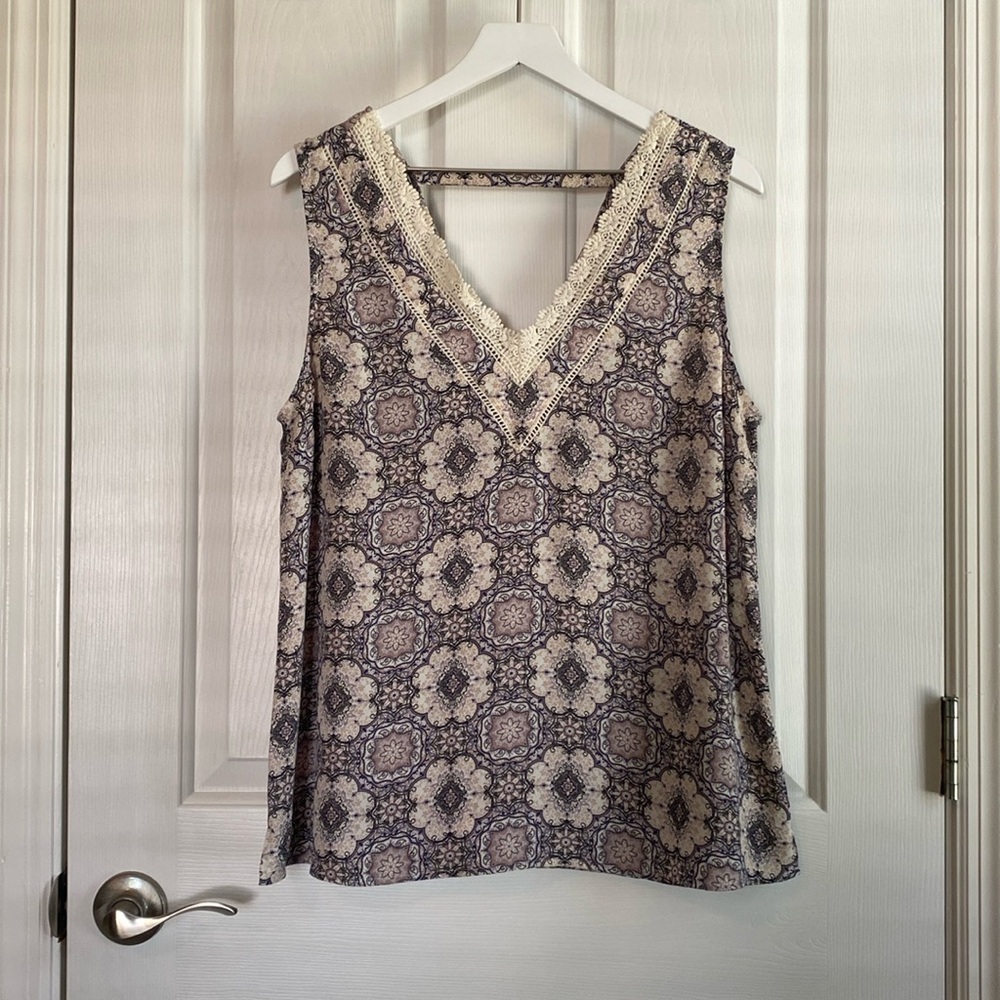 DR2 Woven Geometric Print Double V-Neck Sleeveless Top w/ Crochet Details Size L